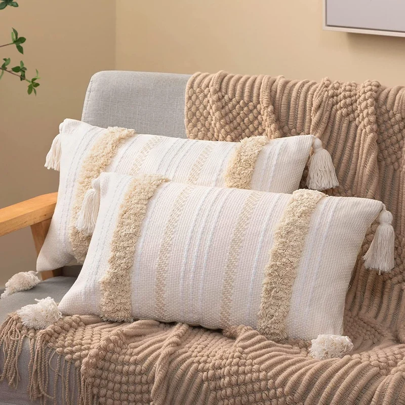 Quadratischer Boho-Kissenbezug mit handgewebter Struktur, Chenille‑Bordüren und Eckquasten Karnz