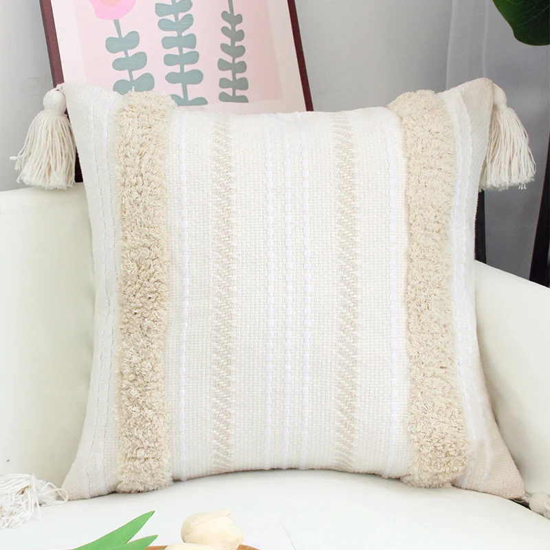 Quadratischer Boho-Kissenbezug mit handgewebter Struktur, Chenille‑Bordüren und Eckquasten Karnz