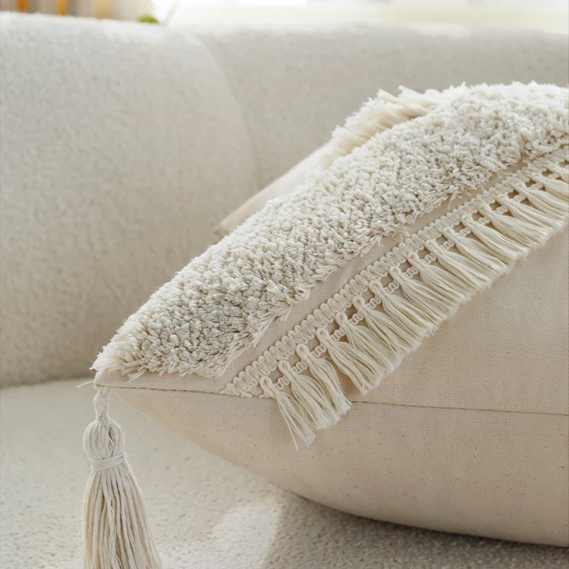 Quadratischer Boho-Kissenbezug mit diagonalem Teddy-Relief, Fransen und Eckquasten Karnz