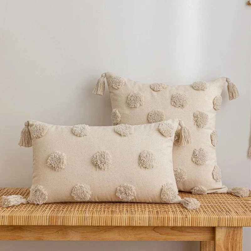 Quadratischer Baumwoll-Leinen Kissenbezug mit 3D‑Pompon‑Tufting und Eckquasten Karnz