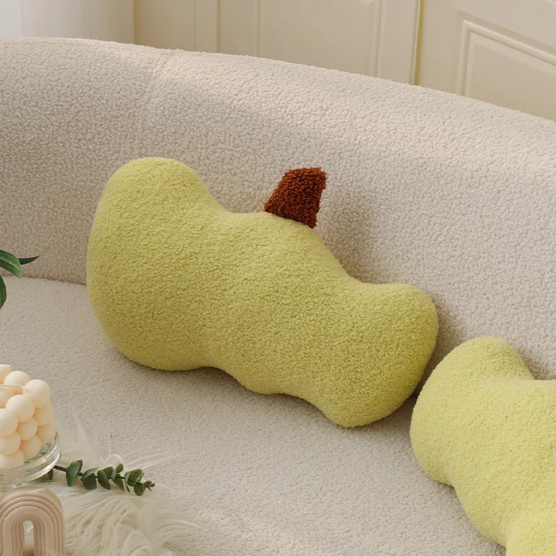 Nierenförmiges Dekokissen aus Bouclé‑Teddy mit weicher Polyesterfüllung Karnz