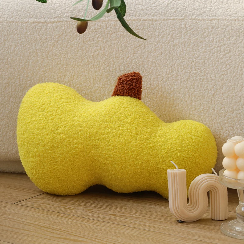 Nierenförmiges Dekokissen aus Bouclé‑Teddy mit weicher Polyesterfüllung Karnz
