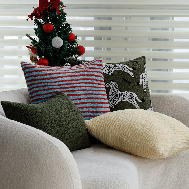 Kuscheliger Wohnkissenbezug aus Teddyfleece mit Zebrastreifen-Motiv Karnz
