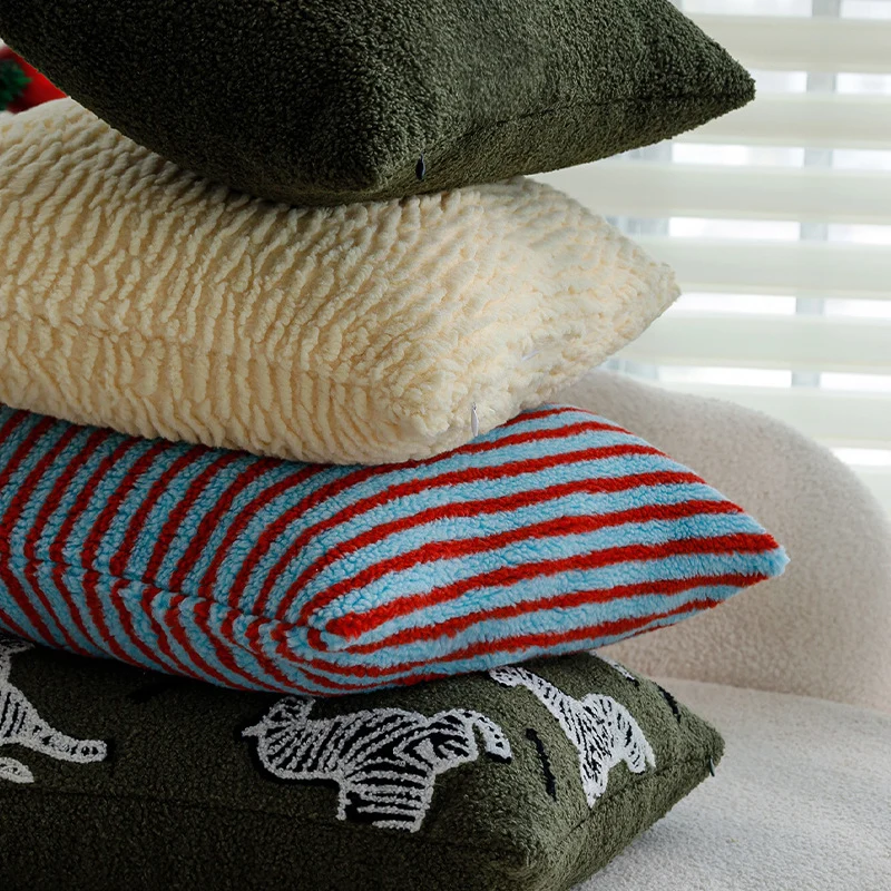 Kuscheliger Wohnkissenbezug aus Teddyfleece mit Zebrastreifen-Motiv Karnz
