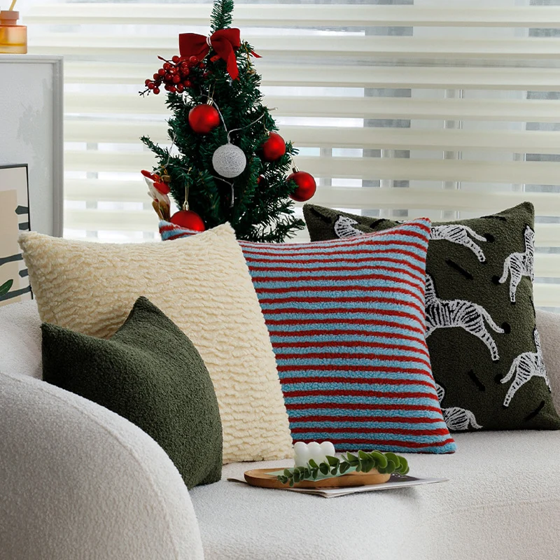 Kuscheliger Wohnkissenbezug aus Teddyfleece mit Zebrastreifen-Motiv Karnz