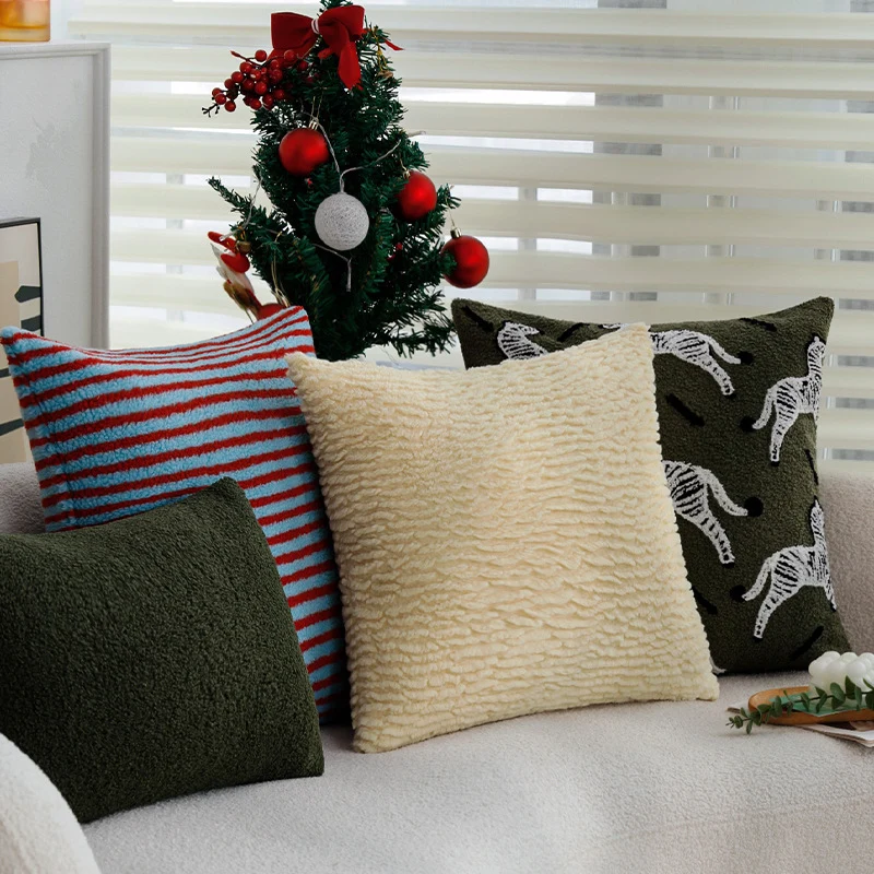 Kuscheliger Wohnkissenbezug aus Teddyfleece mit Zebrastreifen-Motiv Karnz