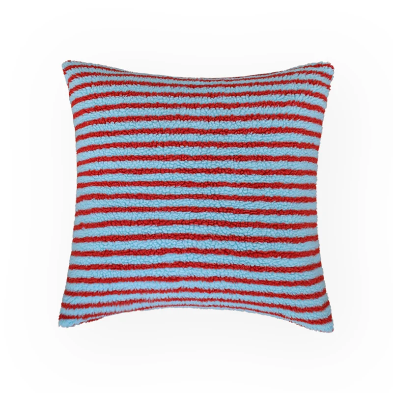 Kuscheliger Wohnkissenbezug aus Teddyfleece mit Zebrastreifen-Motiv Karnz