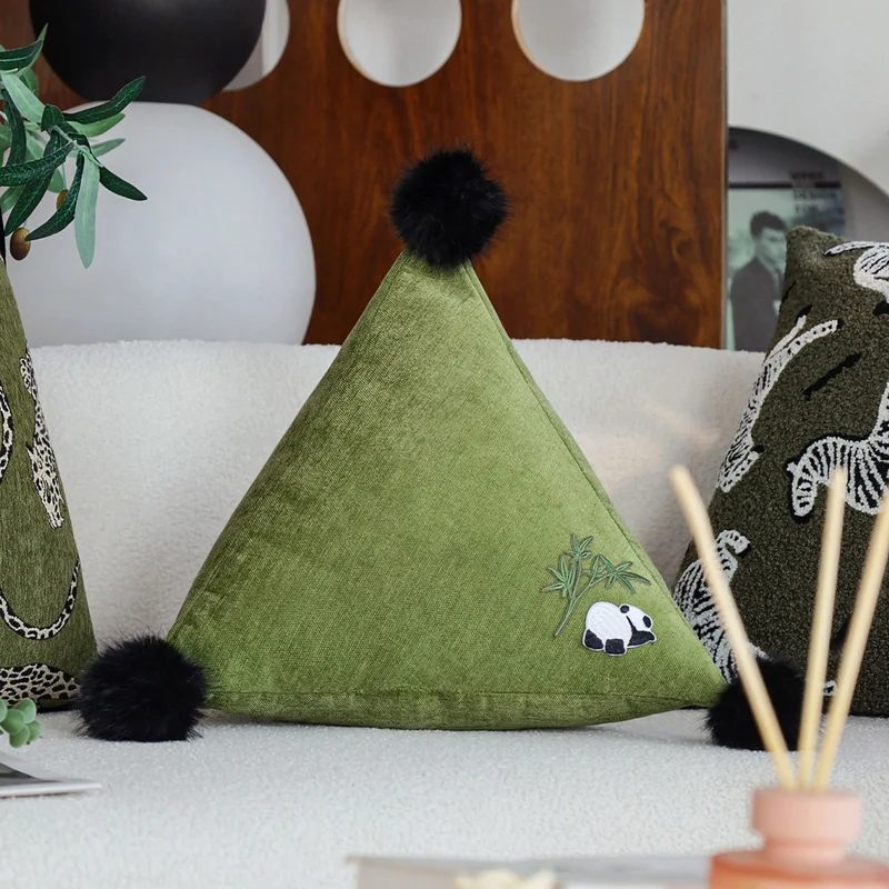 Dreieckiges Dekoratives Rückenkissen mit Panda‑Stickerei und flauschigen Bommel Karnz