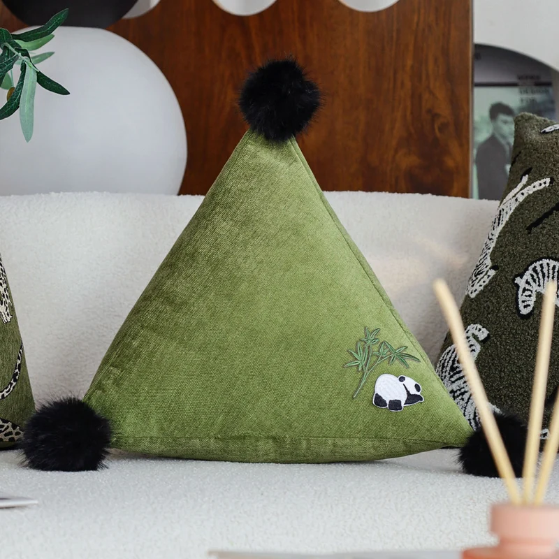 Dreieckiges Dekoratives Rückenkissen mit Panda‑Stickerei und flauschigen Bommel Karnz
