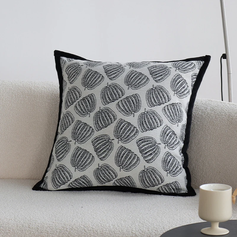 Dekoratives Wohnkissen mit feinem Jacquard-Baumdruck und Samtpaspel Karnz
