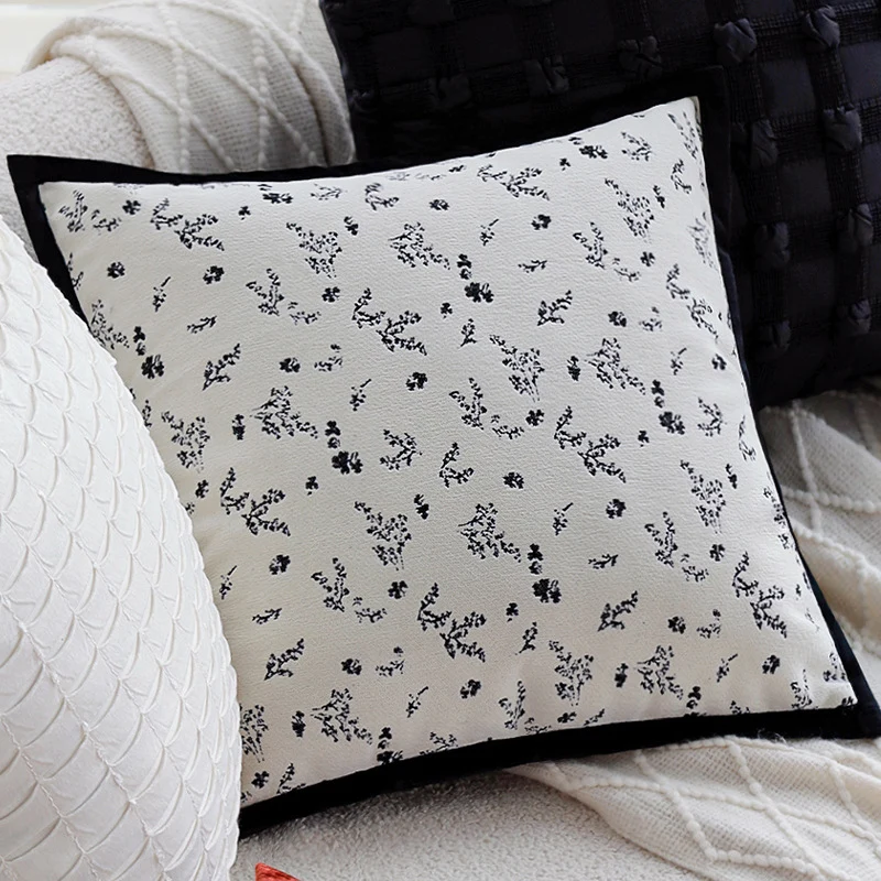 Dekoratives Wohnkissen mit feinem Jacquard-Baumdruck und Samtpaspel Karnz