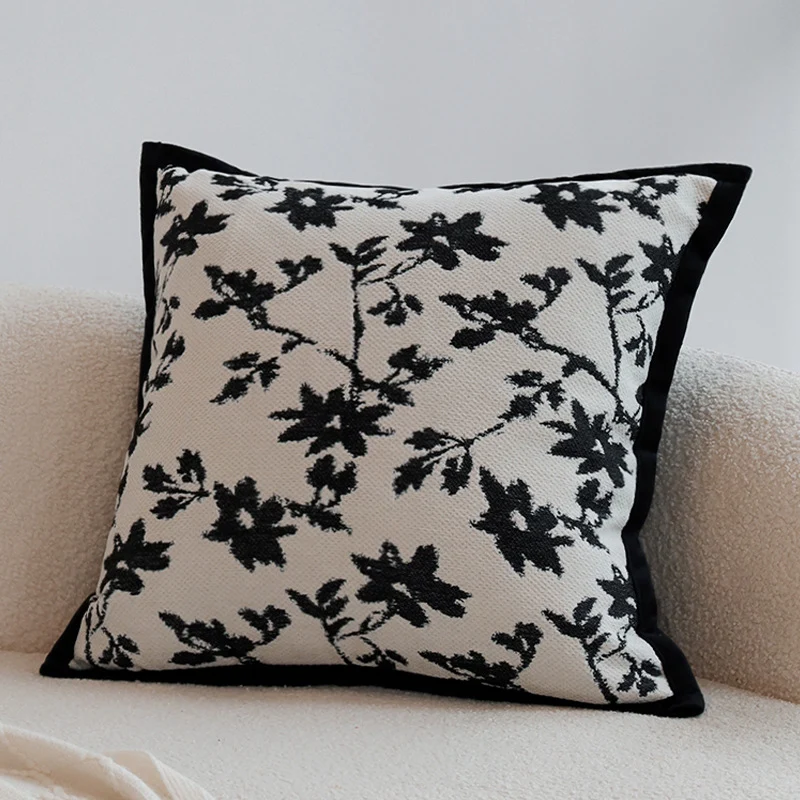 Dekoratives Wohnkissen mit feinem Jacquard-Baumdruck und Samtpaspel Karnz