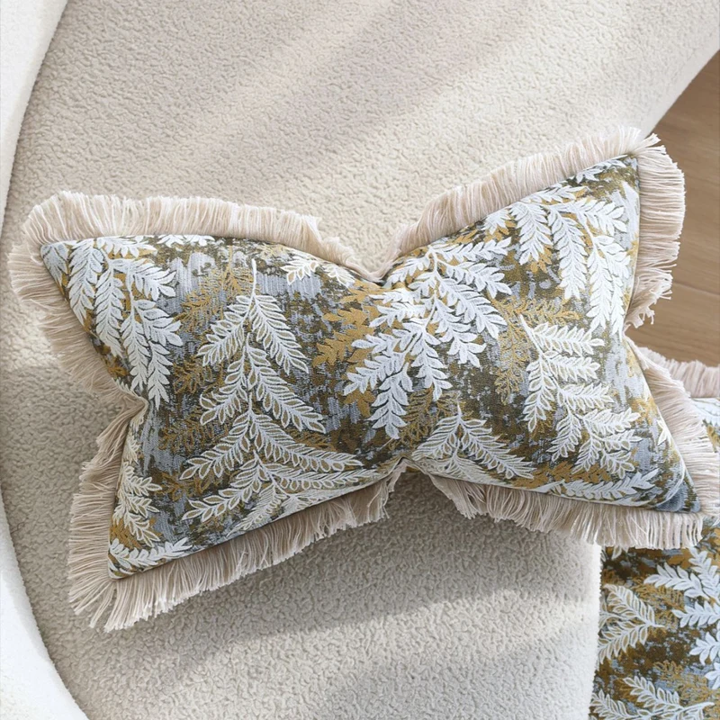 Dekorativer Samt-Kissenbezug mit besticktem Farn-Jacquard und Fransenrand Karnz