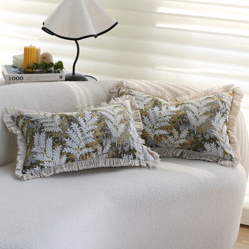 Dekorativer Samt-Kissenbezug mit besticktem Farn-Jacquard und Fransenrand Karnz