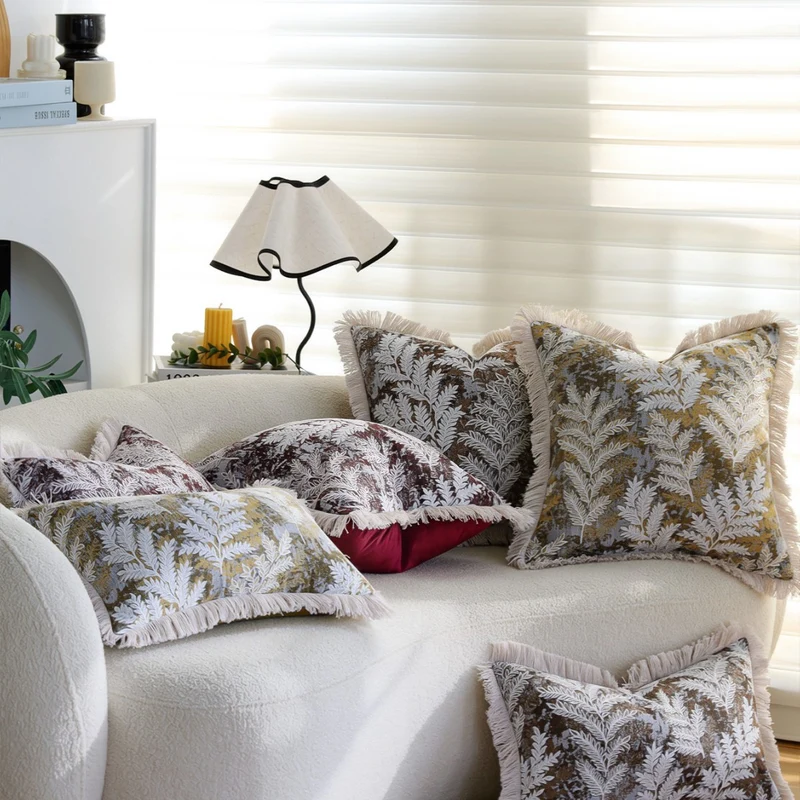 Dekorativer quadratischer Kissenbezug mit Jacquard‑Farnmotiv, Samtrückseite und Baumwollfransen Karnz