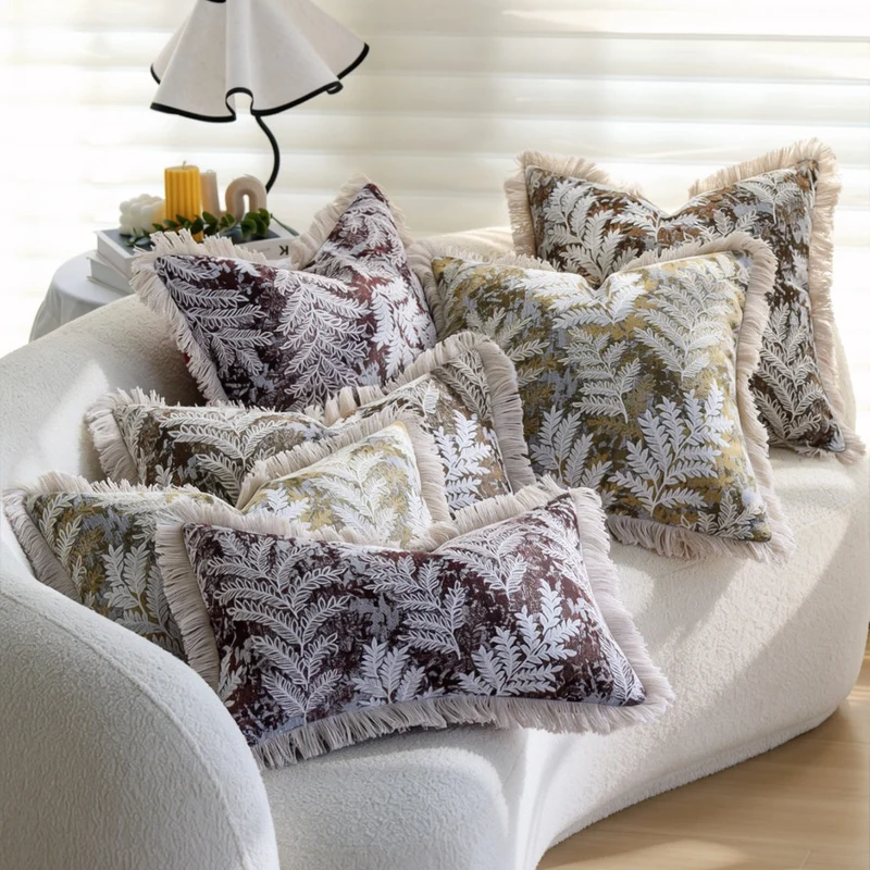 Dekorativer quadratischer Kissenbezug mit Jacquard‑Farnmotiv, Samtrückseite und Baumwollfransen Karnz