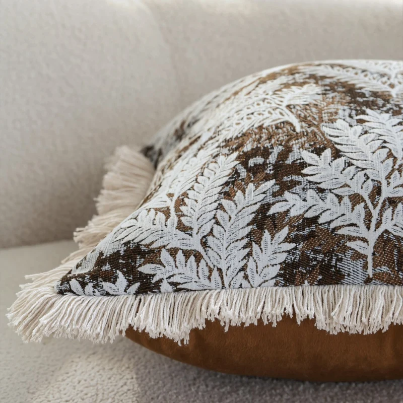 Dekorativer quadratischer Kissenbezug mit Jacquard‑Farnmotiv, Samtrückseite und Baumwollfransen Karnz