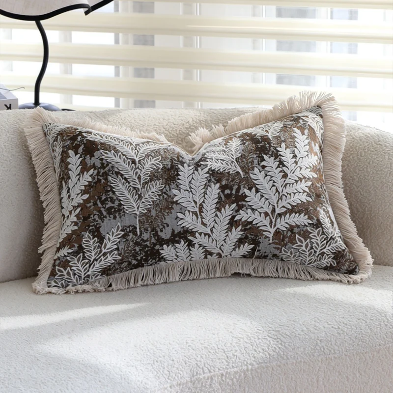 Dekorativer quadratischer Kissenbezug mit Jacquard‑Farnmotiv, Samtrückseite und Baumwollfransen Karnz