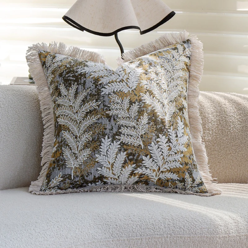 Dekorativer quadratischer Kissenbezug mit Jacquard‑Farnmotiv, Samtrückseite und Baumwollfransen Karnz
