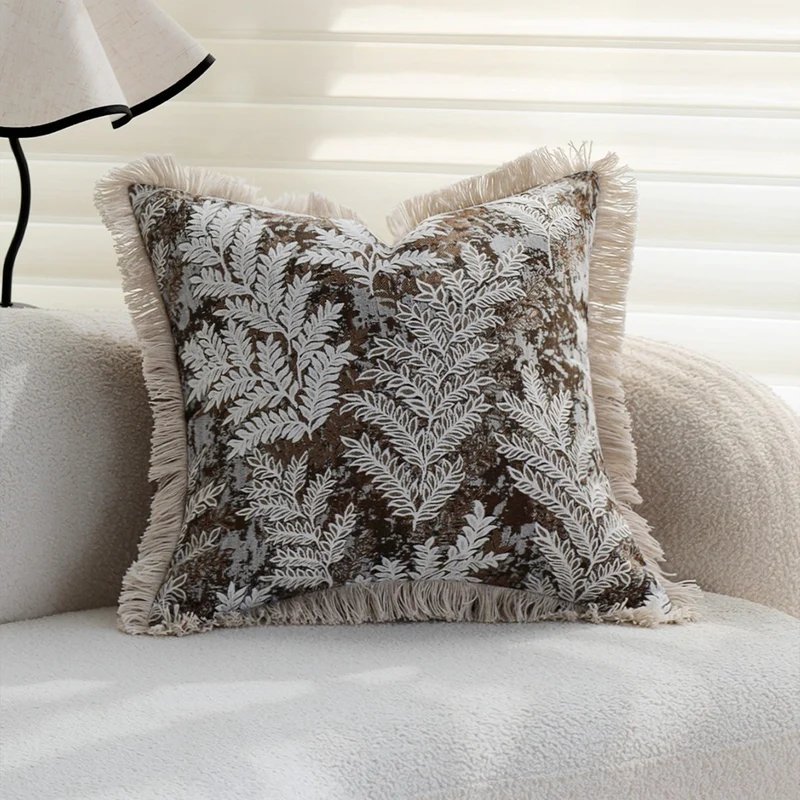 Dekorativer quadratischer Kissenbezug mit Jacquard‑Farnmotiv, Samtrückseite und Baumwollfransen Karnz