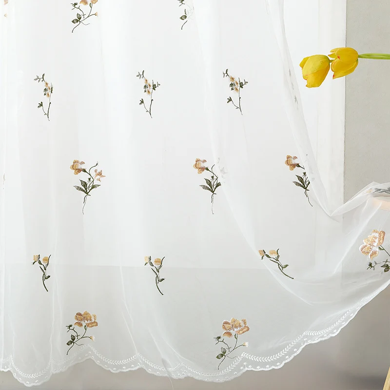 Besticktes Transparentgardinen‑Panel aus feinem Tüll mit floralem Stickrelief und gewelltem Saum Karnz