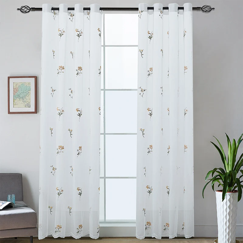 Besticktes Transparentgardinen‑Panel aus feinem Tüll mit floralem Stickrelief und gewelltem Saum Karnz