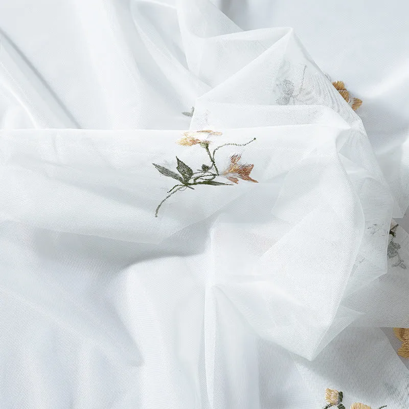 Besticktes Transparentgardinen‑Panel aus feinem Tüll mit floralem Stickrelief und gewelltem Saum Karnz