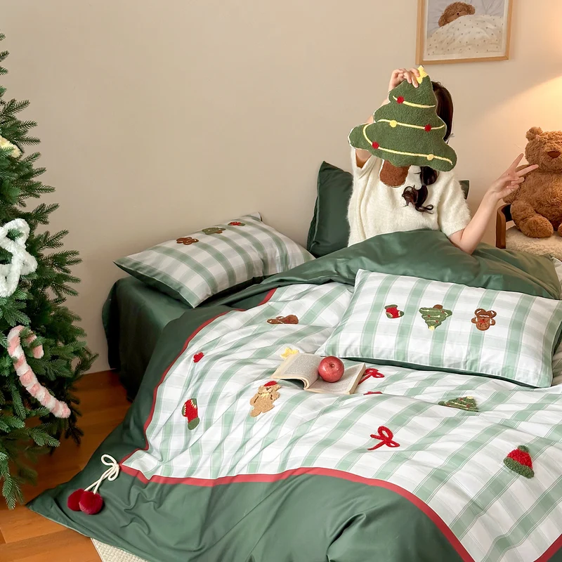 Weihnachtliche Baumwollsatin-Bettwäschegarnitur mit kariertem Patchwork, gestickten Applikationen und Pompon-Details Karnz