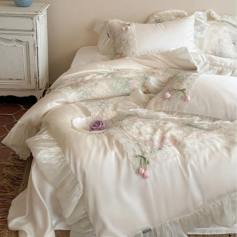 Vintage-inspirierte Satin-Bettwäsche-Garnitur mit Volant, Spitzenbordüre und floraler Aquarelloptik Karnz