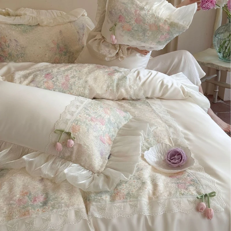 Vintage-inspirierte Satin-Bettwäsche-Garnitur mit Volant, Spitzenbordüre und floraler Aquarelloptik Karnz