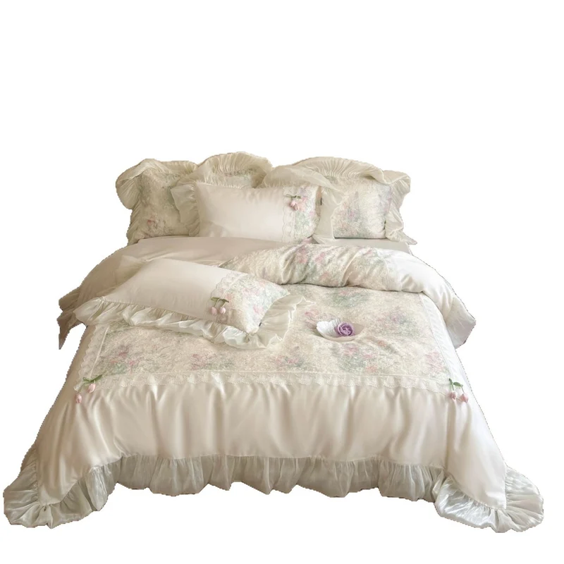 Vintage-inspirierte Satin-Bettwäsche-Garnitur mit Volant, Spitzenbordüre und floraler Aquarelloptik Karnz