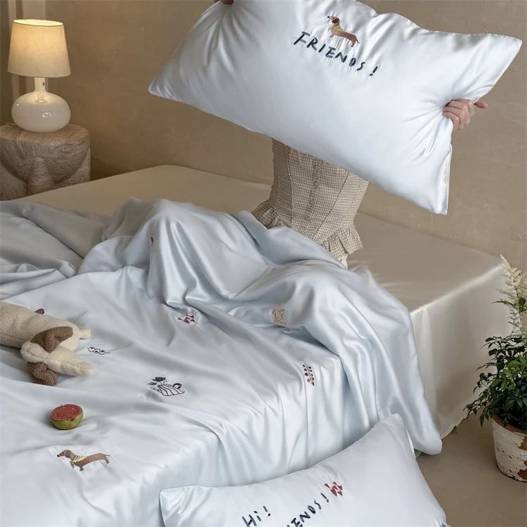 Seidig-geschmeidiges Satin-Bettwäscheset mit zierlichen Stick-Icons Karnz