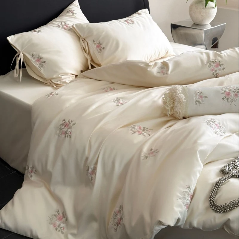 Satin-Bettwäschegarnitur mit floraler Handstickerei und seidig-glänzendem Finish Karnz