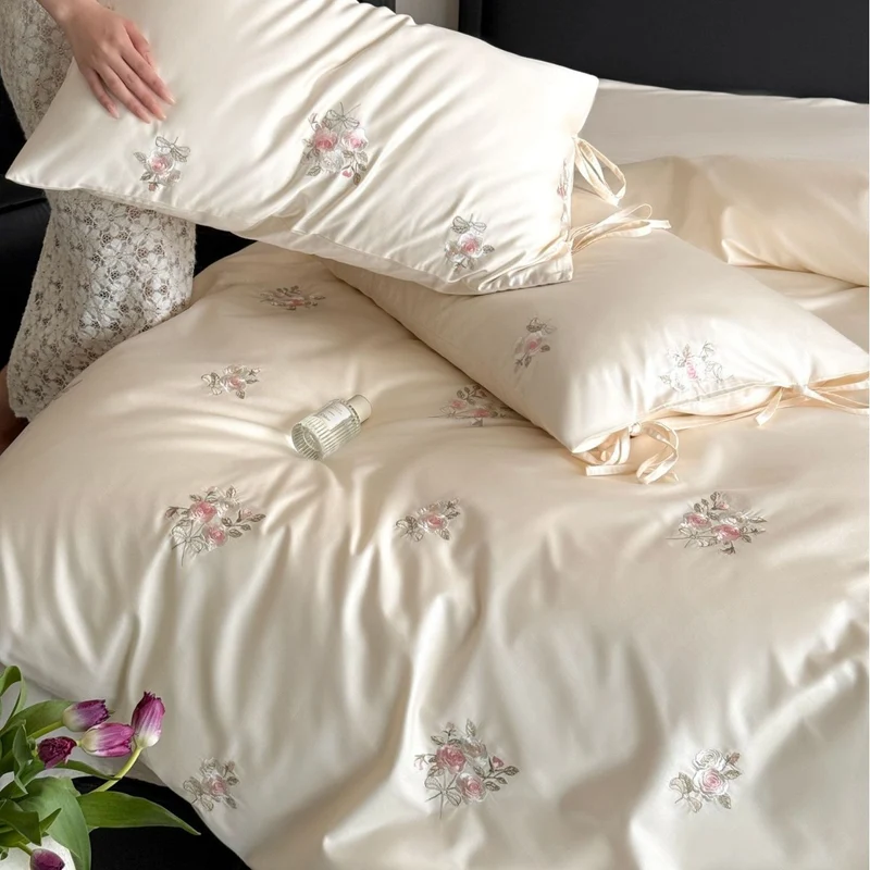 Satin-Bettwäschegarnitur mit floraler Handstickerei und seidig-glänzendem Finish Karnz