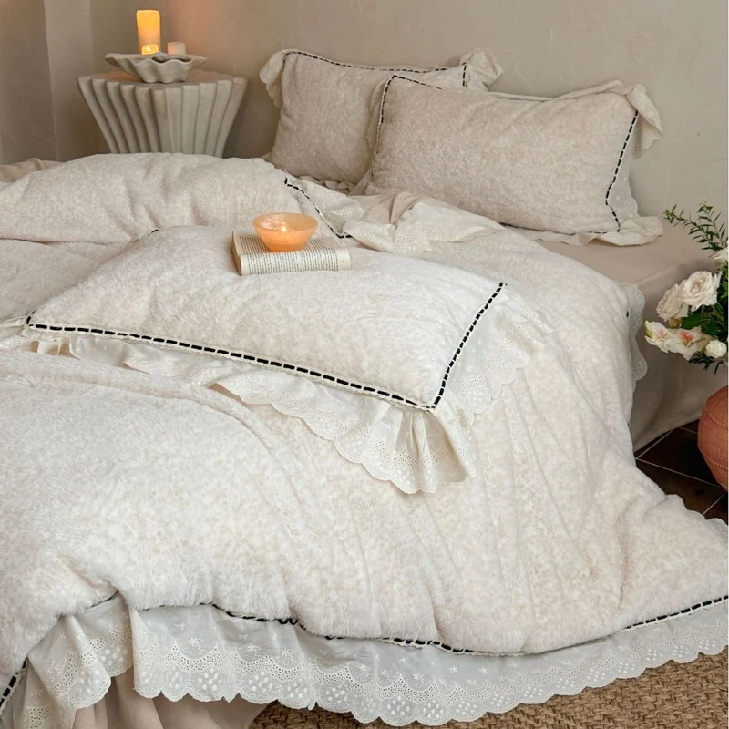 Romantische Bettwäsche-Garnitur mit Rüschen, Spitze und dezentem Blumenmuster Karnz