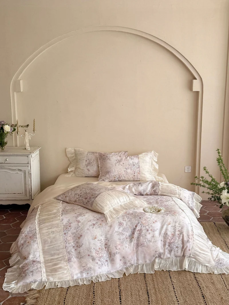 Romantische Bettwäsche-Garnitur aus Baumwollsatin mit floralem Vintage-Print und plissierten Volants Karnz