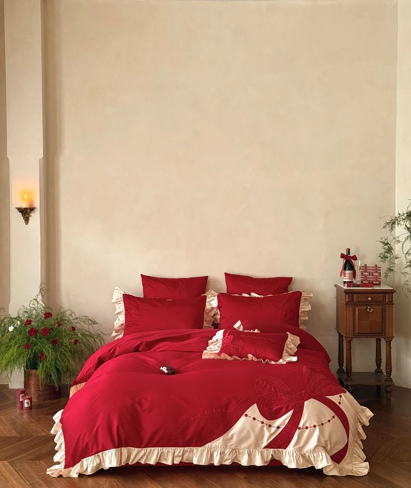 Premium Satin-Bettgarnitur mit Volant-Rüsche und applizierter Schleifen-Stickerei Karnz