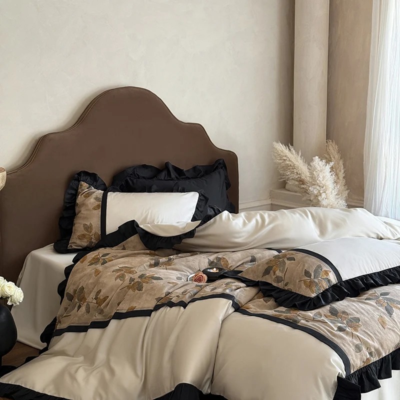 Premium Bettwäsche-Set aus feinem Satin mit botanischem Jacquard und dekorativem Volant Karnz