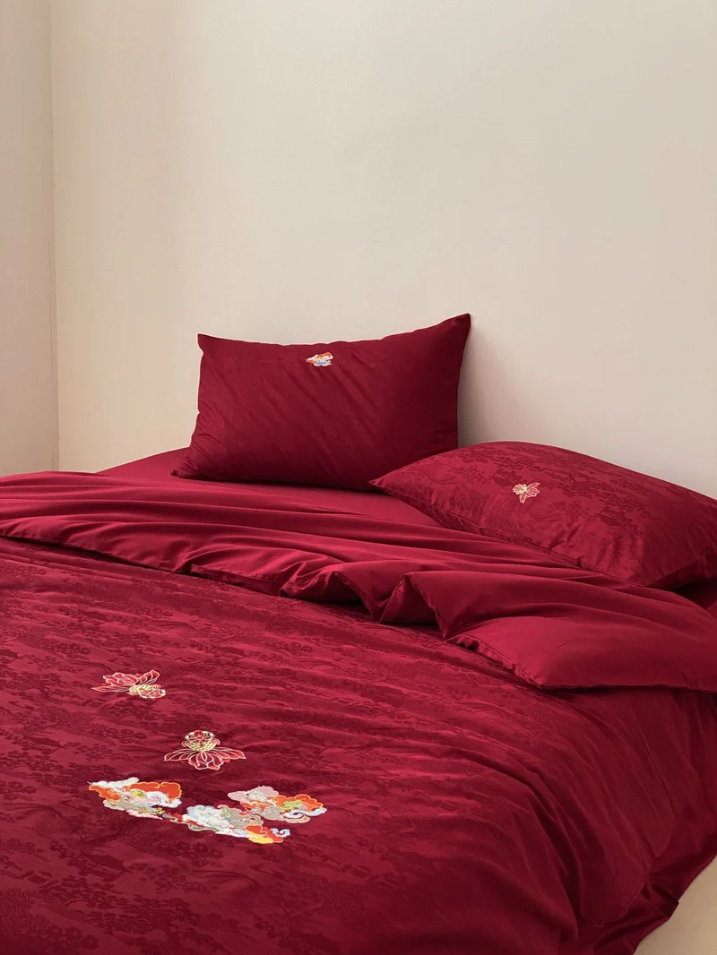 Premium Bettwäsche-Garnitur aus Mako-Baumwoll-Satin mit floraler Jacquardstruktur und gestickten Applikationen Karnz