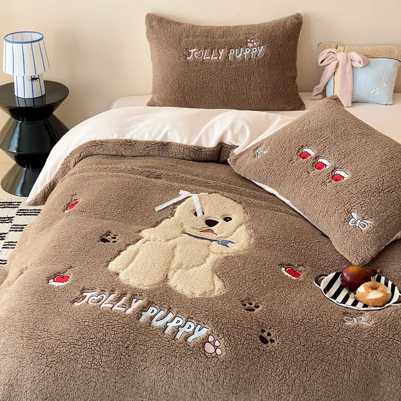 Plüsch-Bettwäsche-Set mit Sherpa-Finish, gesteppter Kuscheldecke und besticktem Welpenmotiv Karnz