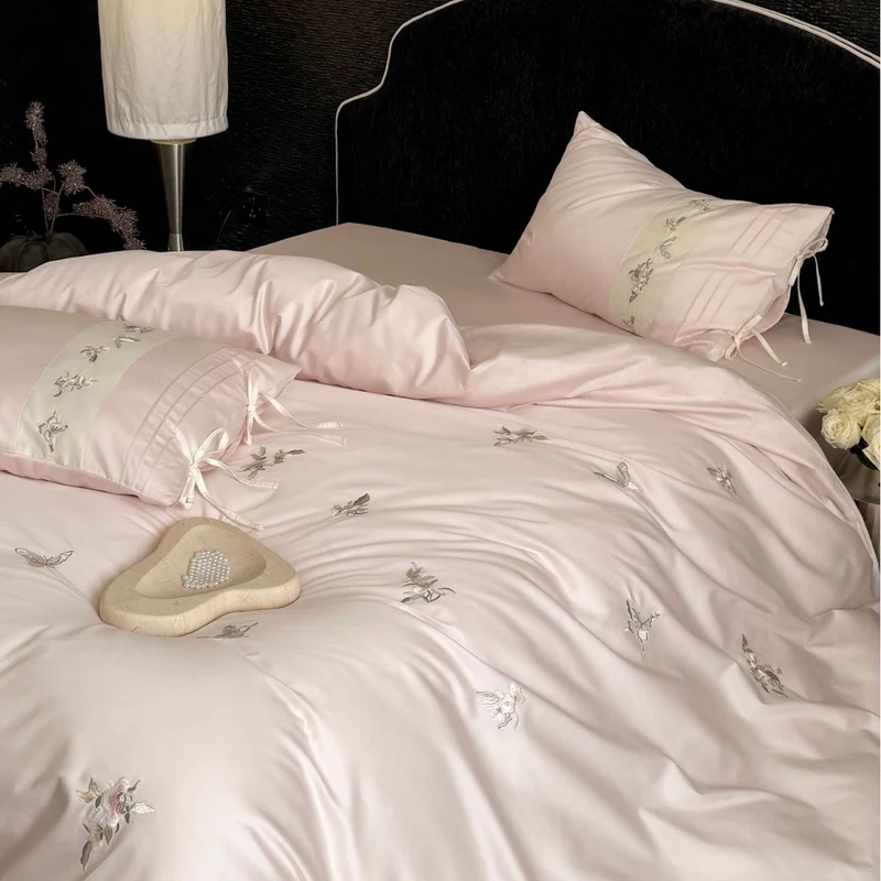 Luxuriöses Satin-Bettwäscheset mit bestickten Blütenapplikationen und Nackenrolle Karnz