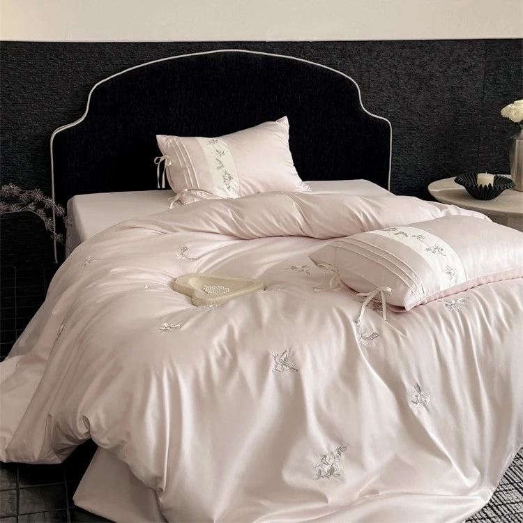 Luxuriöses Satin-Bettwäscheset mit bestickten Blütenapplikationen und Nackenrolle Karnz