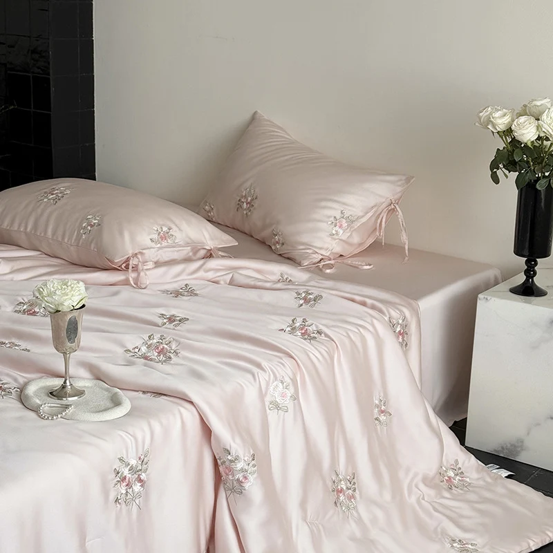 Luxuriöses Satin-Bettwäsche-Set mit zarter Rosenstickerei Karnz