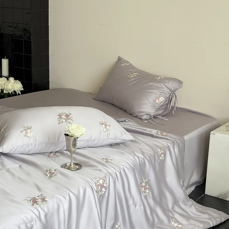 Luxuriöses Satin-Bettwäsche-Set mit zarter Rosenstickerei Karnz