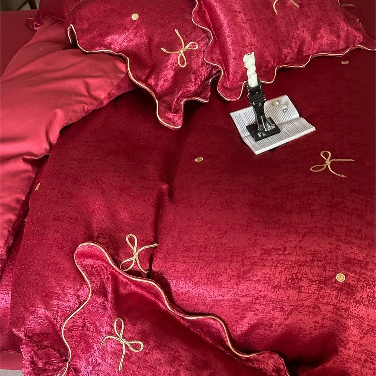 Luxuriöses Satin-Bettwäsche-Set mit Schleifenstickerei und Paspelierung Karnz