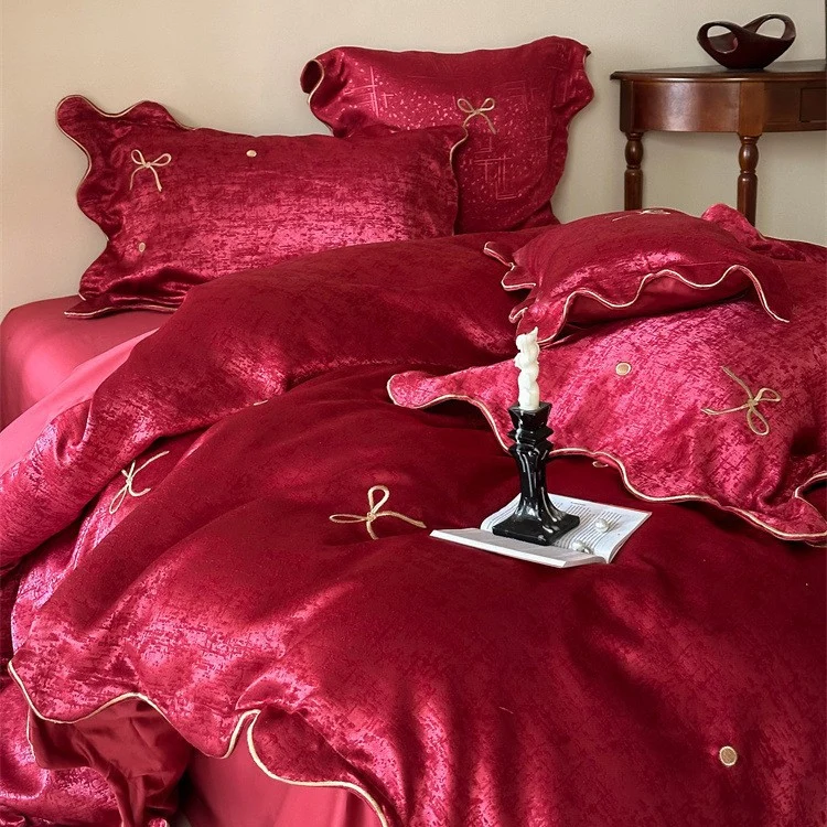 Luxuriöses Satin-Bettwäsche-Set mit Schleifenstickerei und Paspelierung Karnz