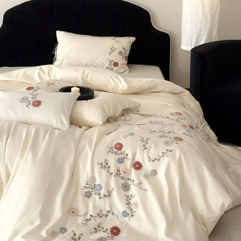 Luxuriöses Satin-Bettwäsche-Set mit floraler Stickerei und Kissenbezügen Karnz