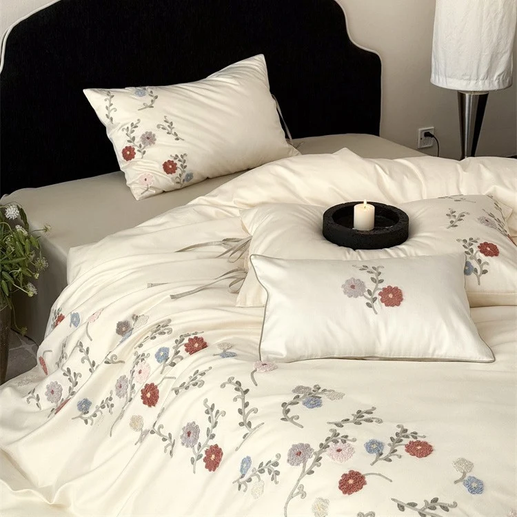 Luxuriöses Satin-Bettwäsche-Set mit floraler Stickerei und Kissenbezügen Karnz