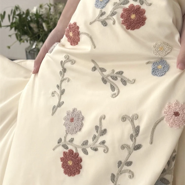 Luxuriöses Satin-Bettwäsche-Set mit floraler Stickerei und Kissenbezügen Karnz