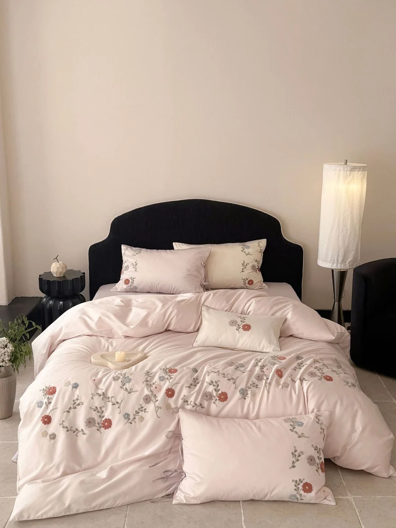 Luxuriöses Satin-Bettwäsche-Set mit floraler Stickerei und Kissenbezügen Karnz